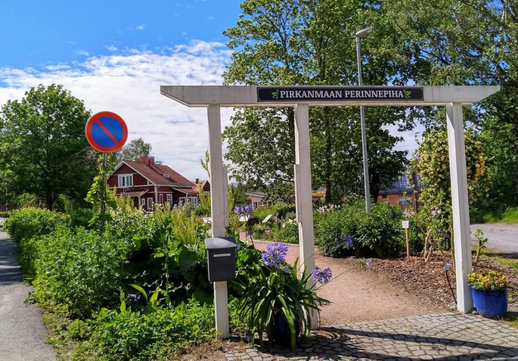 PIHAPIIRISSÄ ON IHASTUTTAVA PUUTARHA