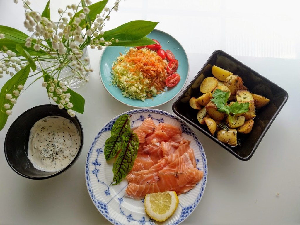 GRAAVILOHTA, KERMAVIILIKASTIKETTA, PAISTINPERUNOITA JA KAALI-PORKKANARAASTETTA