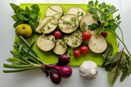 munakoisovuoka yrttien kera