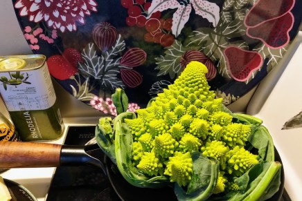 vihreää kaalia ja juuresmuhennosta