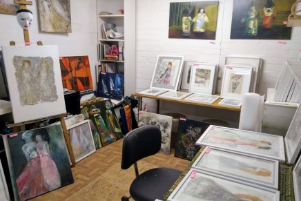 vain viikko näyttelyn&nbsp;ripustukseen