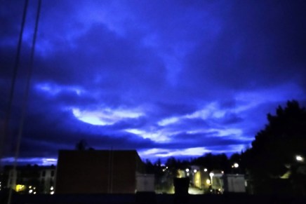 kirkastuvaa kaamoksen keskellä