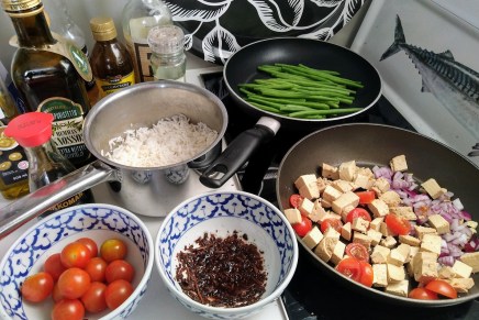 paistettua riisiä tofun ja vihreiden papujen&nbsp;kera