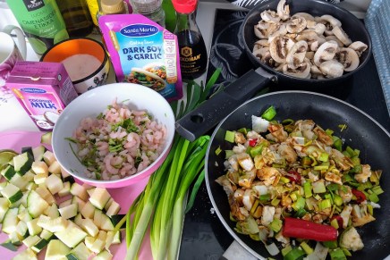 katkarapuja ja maustekastiketta