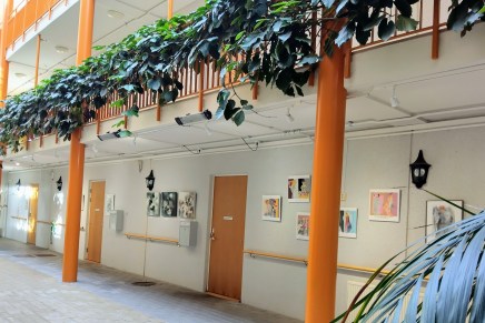 uusi ripustus oi niitä aikoja&nbsp;taidenäyttelyyn